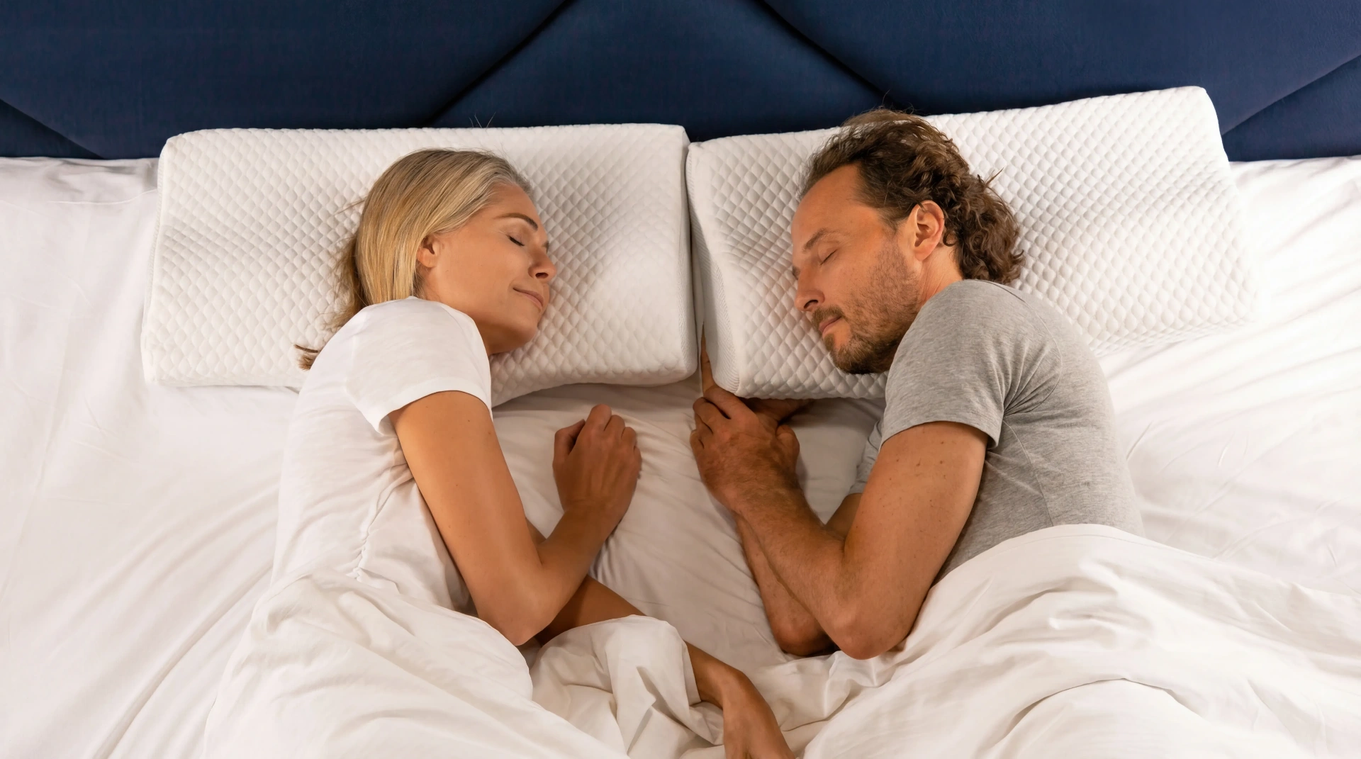 Par som sover lugnt på HappySleep kuddar