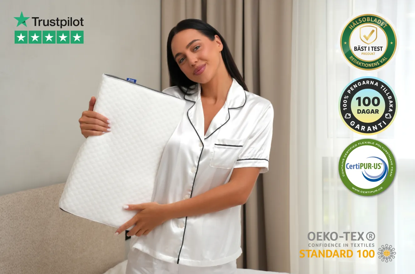 Kvinna som håller HappySleep kudden med trygghetsmärken